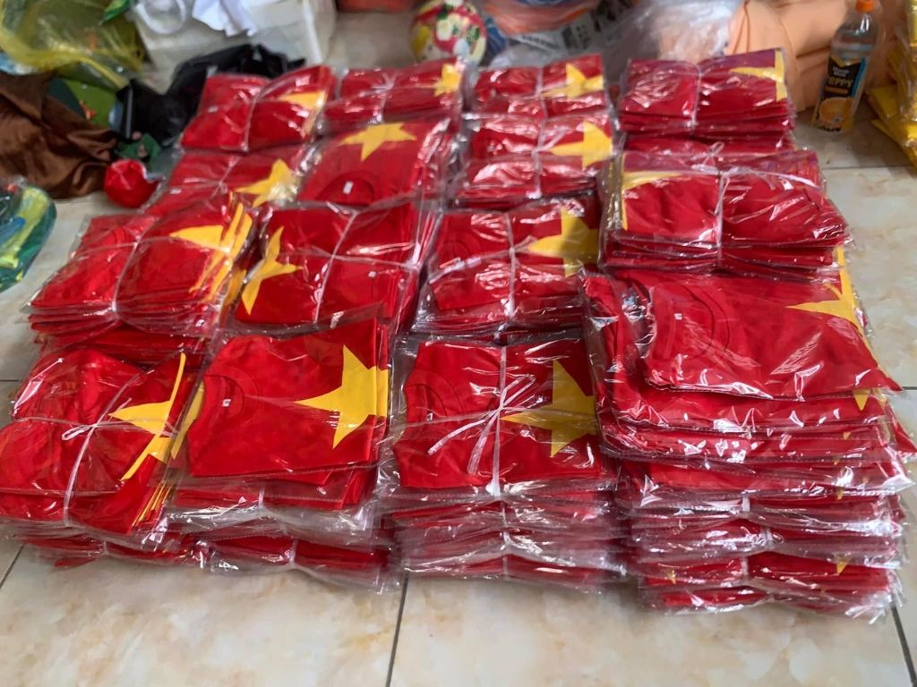 Áo cờ đỏ sao vàng mua ở đâu khi đặt số lượng lớn? Câu trả lời là đặt tại xưởng may