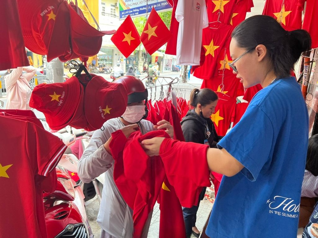 Áo cờ đỏ sao vàng mua ở đâu? Câu trả lời là các cửa hàng bán lẻ
