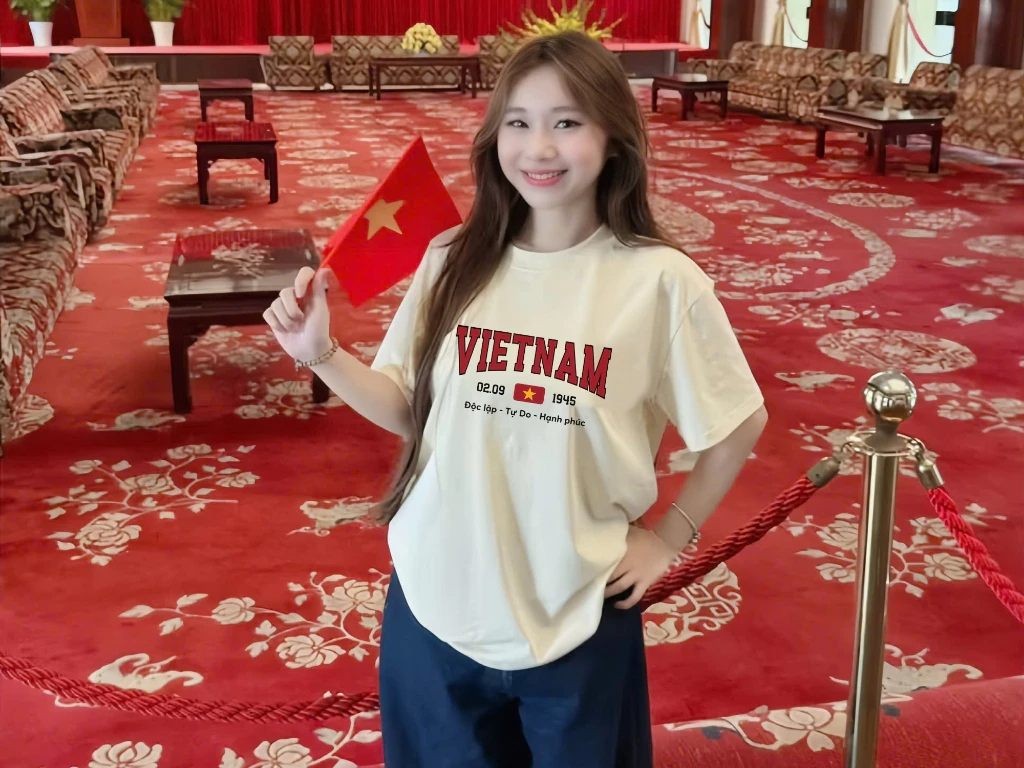 Mẫu áo cờ đỏ sao vàng kết hợp với tiêu ngữ Việt Nam