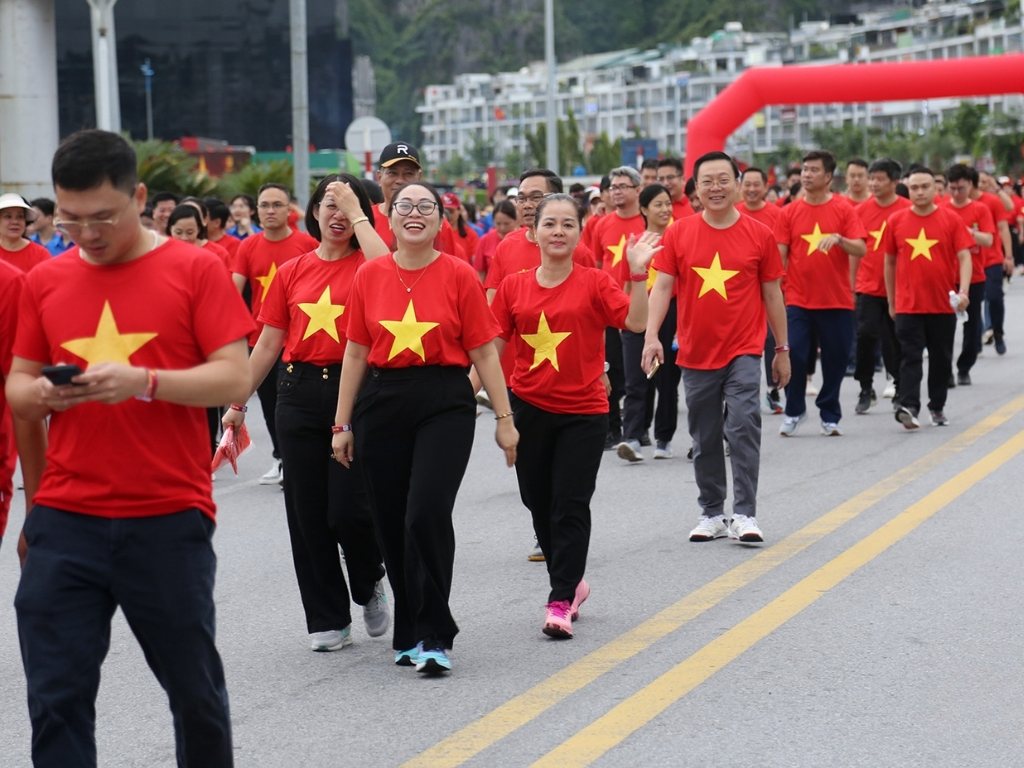 Cách phối đồ với áo cờ đỏ sao vàng cho đội nhóm