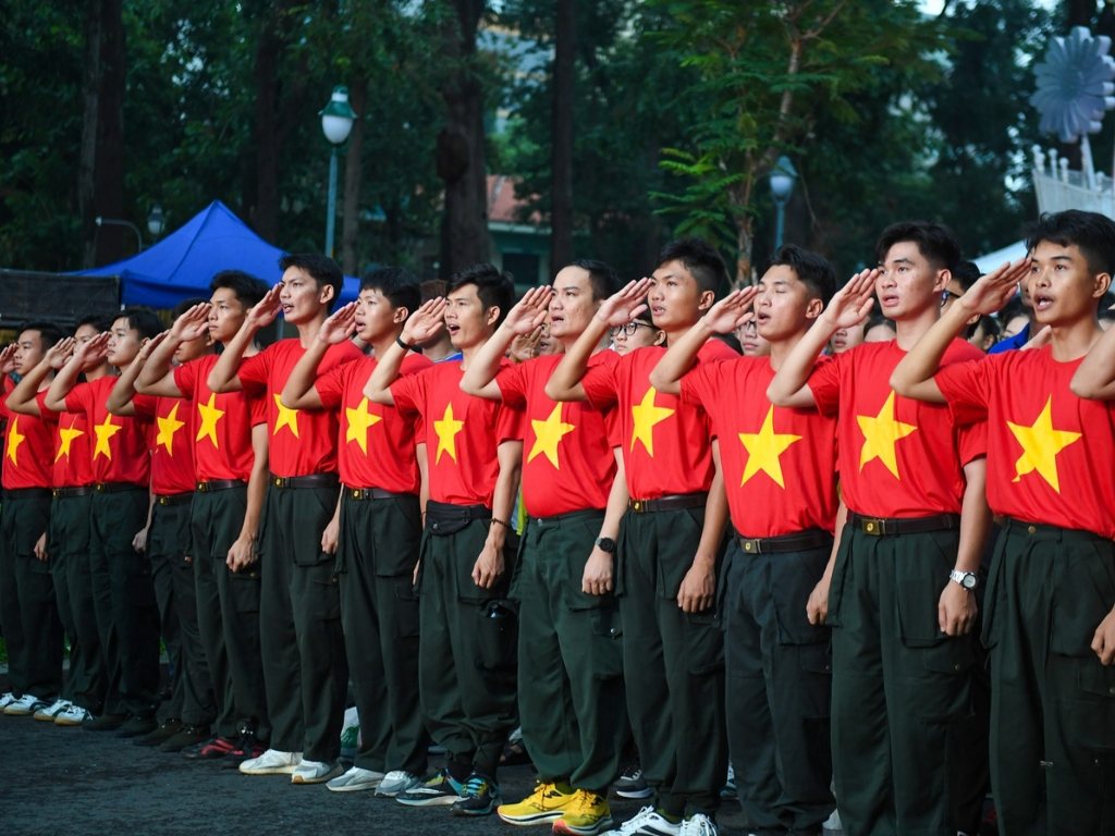 Cách phối đồ với áo cờ đỏ sao vàng cho nam