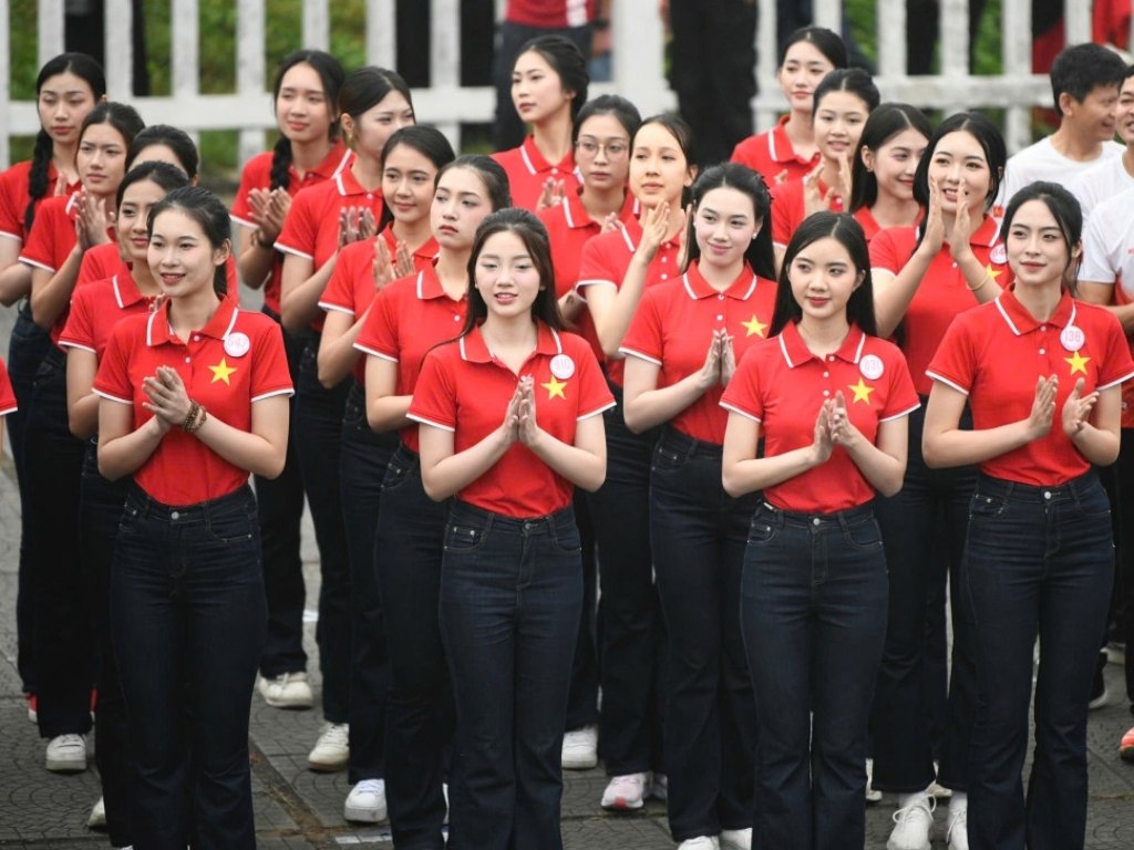 Bạn nên chọn áo cờ đỏ sao vàng có form dáng vừa vặn để mặc lên trông chỉn chu