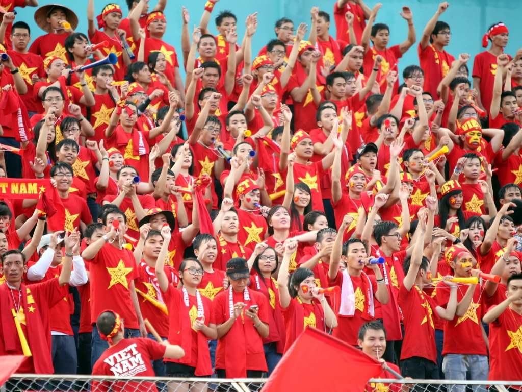 Người dân có nhu cầu mua áo cờ đỏ sao vàng HCM để cổ vũ bóng đá Việt Nam