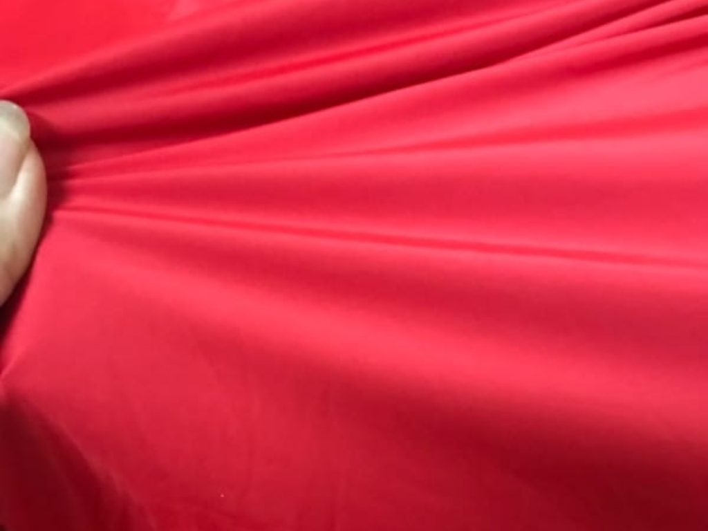 Vải thun lạnh có bề mặt láng mịn và giá thành rẻ