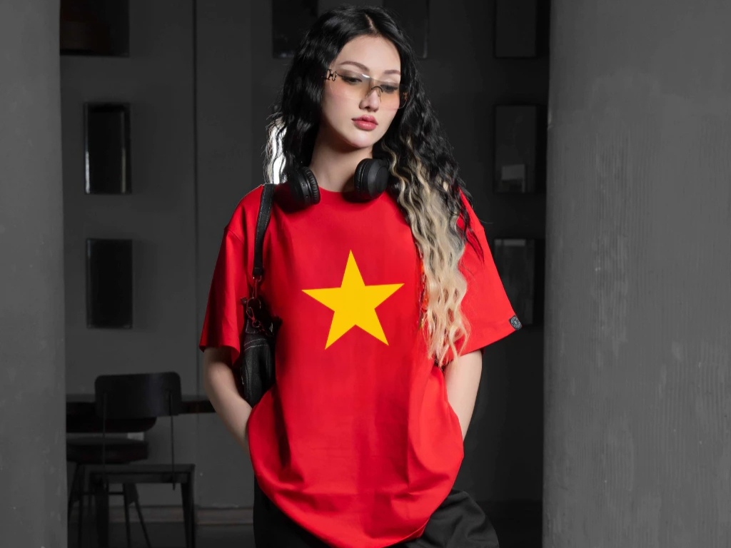 Áo cờ đỏ sao vàng form suông giúp che khuyết điểm hiệu quả