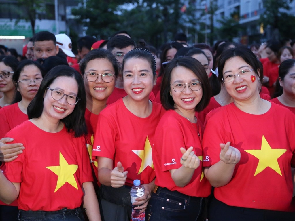 Áo đồng phục cờ đỏ sao vàng in logo công ty trên tay áo