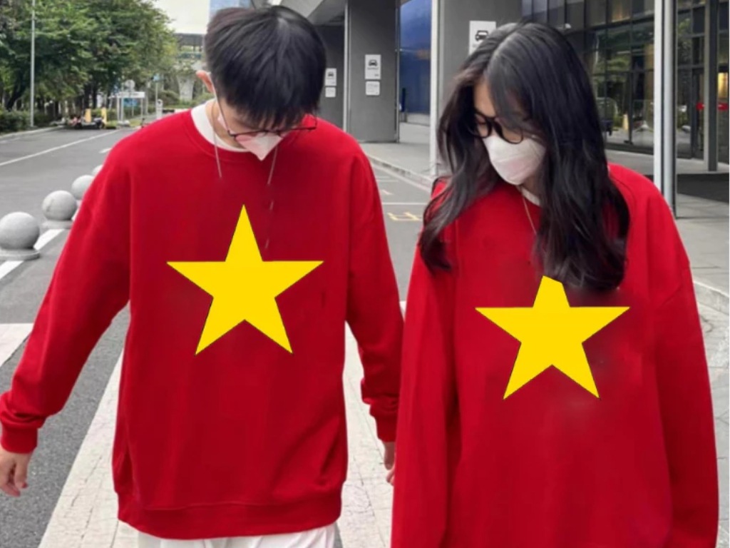 Áo cờ đỏ sao vàng dài tay thường được mặc trong thời tiết se lạnh