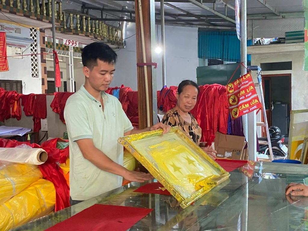 Kỹ thuật in lụa giúp đảm bảo hình in áo cờ đỏ sao vàng chất đẹp Hà Nội