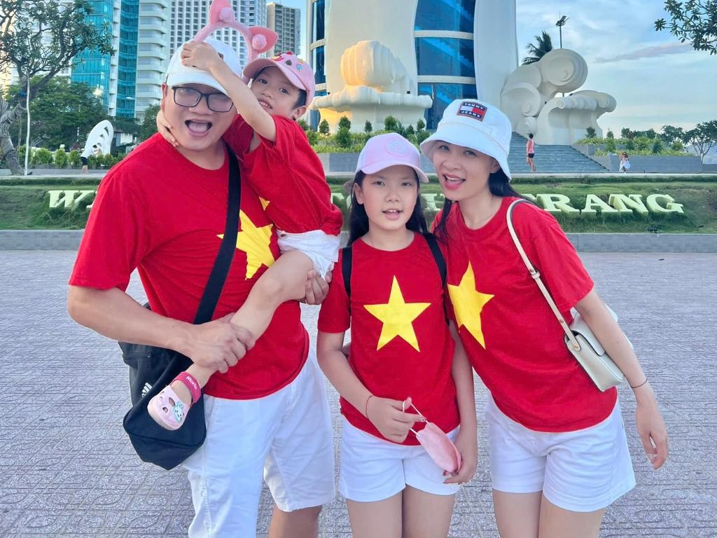 Bạn nên chọn áo cờ đỏ sao vàng có form dáng vừa vặn