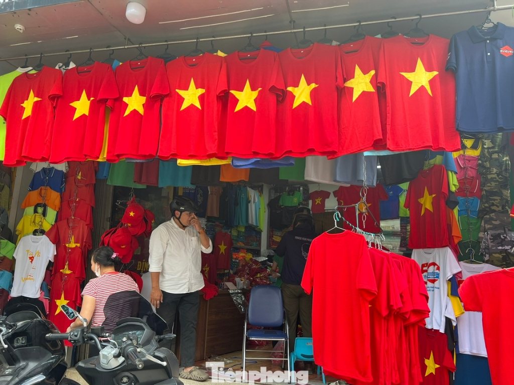 Mua áo cờ đỏ sao vàng Hà Nội may sẵn bị giới hạn về mẫu mã và kích cỡ