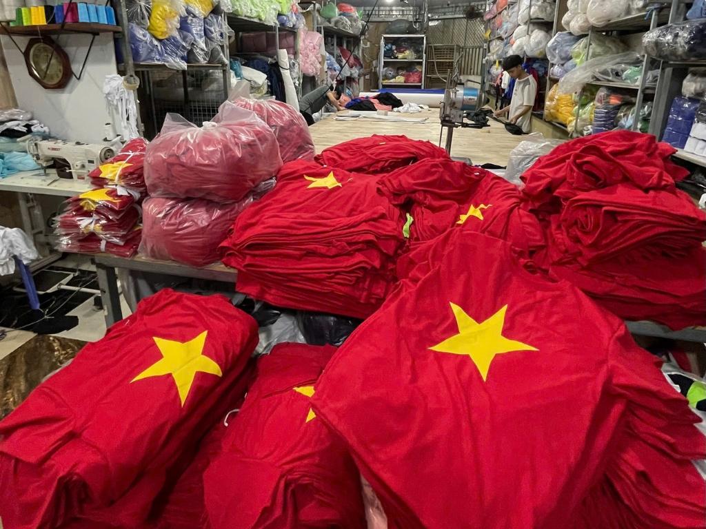 Hình thức mua áo cờ đỏ sao vàng Hà Nội bằng cách đặt may trực tiếp tại xưởng