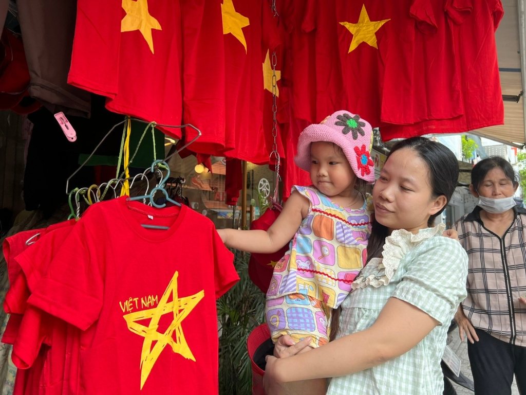 Bạn có thể mua áo cờ đỏ sao vàng tại Hà Nội nhanh chóng tại các cửa hàng bán lẻ