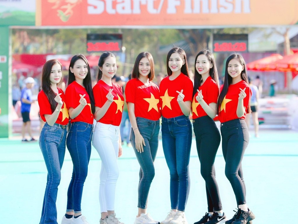 Áo cờ đỏ sao vàng xịn sẽ có form áo chuẩn giúp tôn dáng người mặc