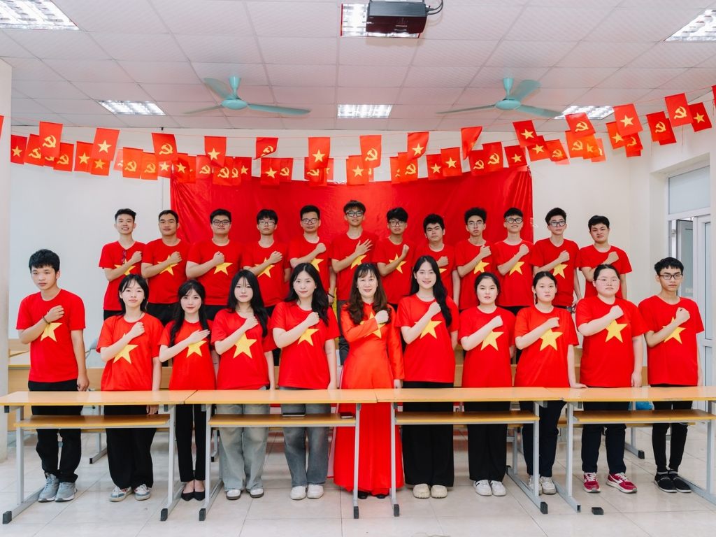 Áo cờ đỏ sao vàng được lấy cảm hứng từ Quốc kỳ Việt Nam