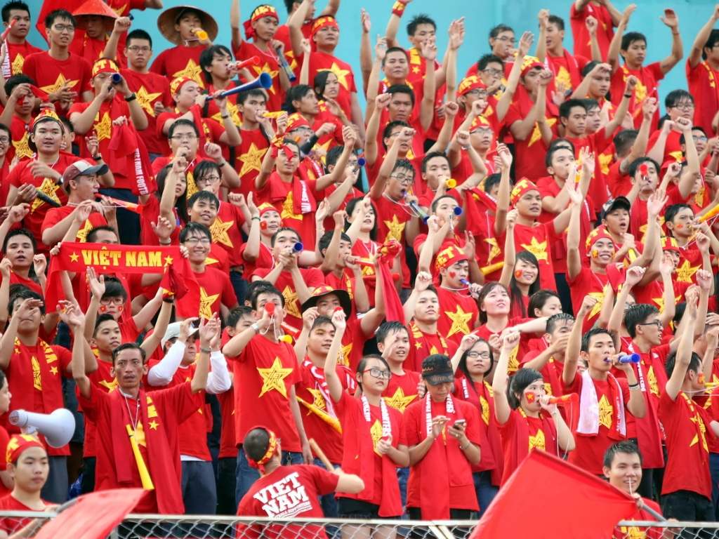 Áo cờ đỏ sao vàng phủ kín khán đài để cổ vũ cho đội tuyển bóng đá Việt Nam