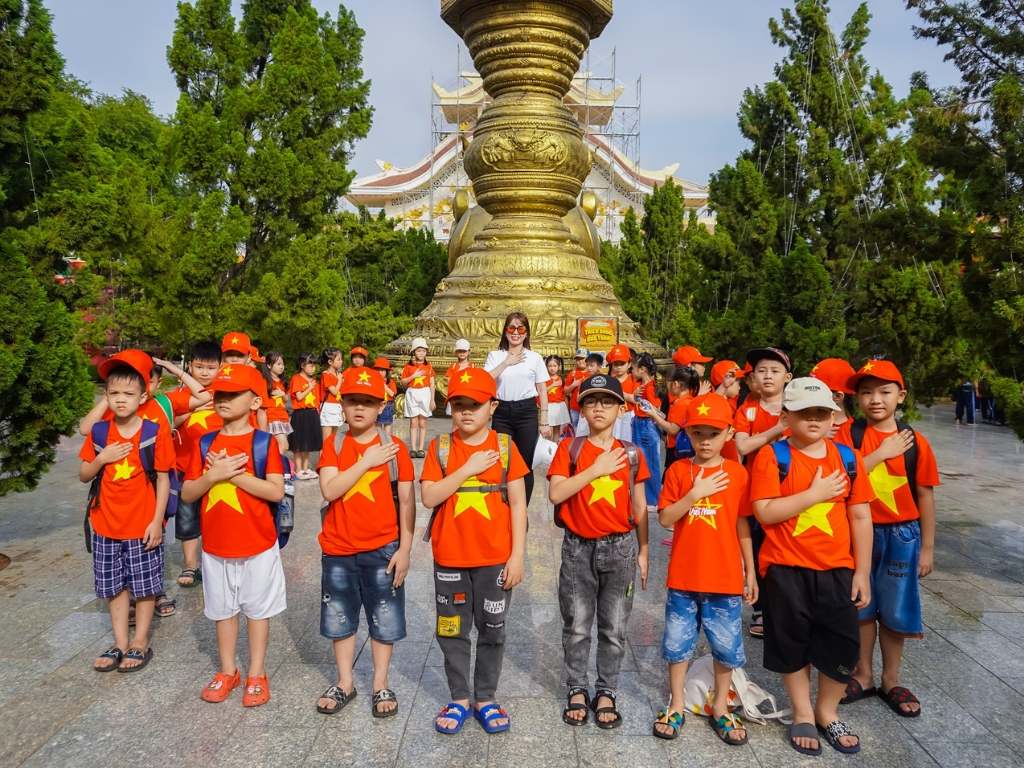 Ý nghĩa của áo cờ đỏ sao vàng sâu sắc qua nền đỏ và ngôi sao vàng