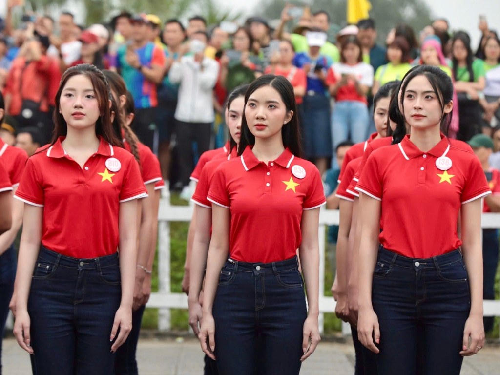 Áo cờ đỏ sao vàng kiểu polo mang lại vẻ ngoài chỉn chu, chuyên nghiệp