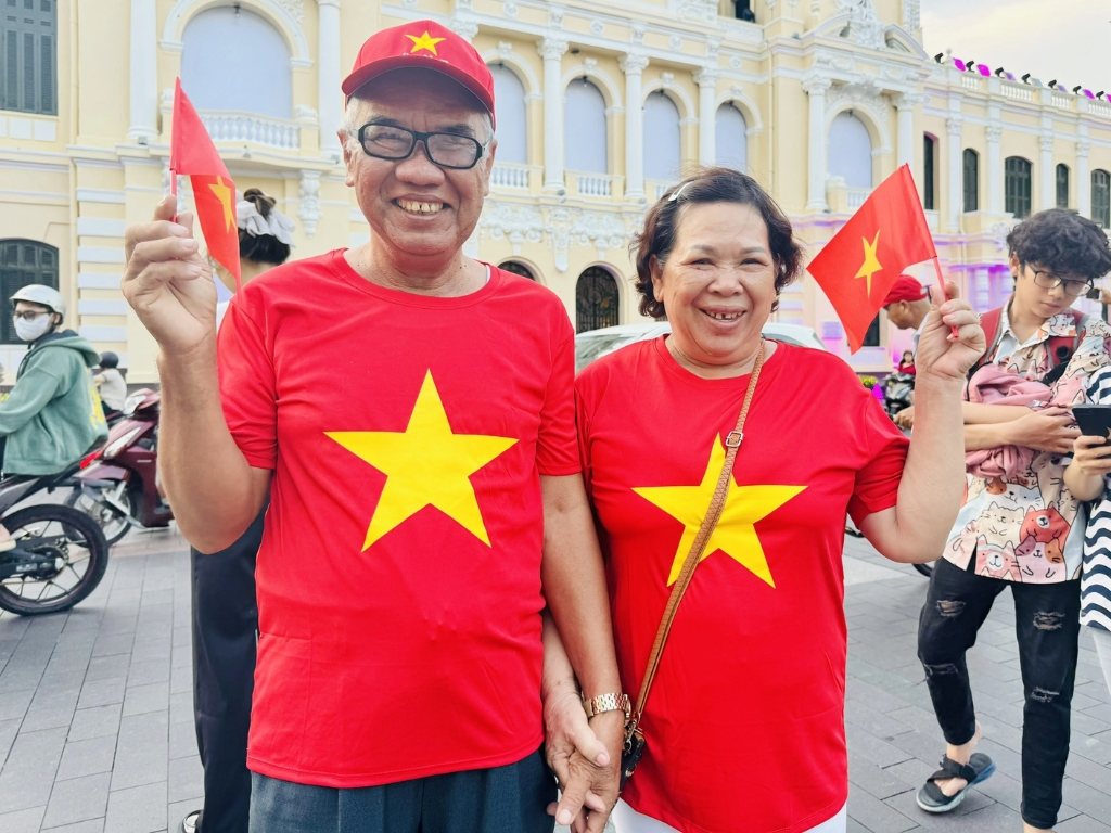 Kiểu áo cờ đỏ sao vàng đơn giản, trang nhã sẽ phù hợp cho người lớn tuổi