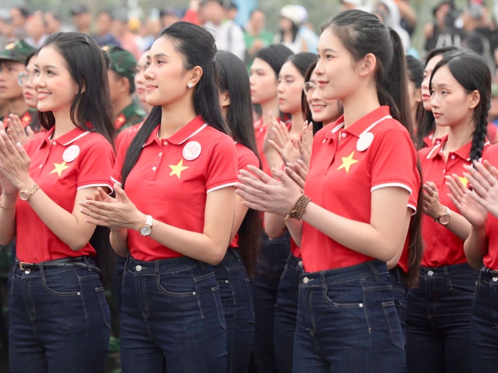 Một chiếc áo cờ đỏ sao vàng đẹp cần có form vừa vặn giúp tôn vóc dáng người mặc