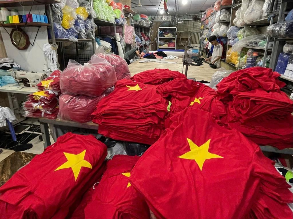 Bạn nên đặt trực tiếp tại xưởng may nếu mua áo cờ đỏ sao vàng số lượng lớn