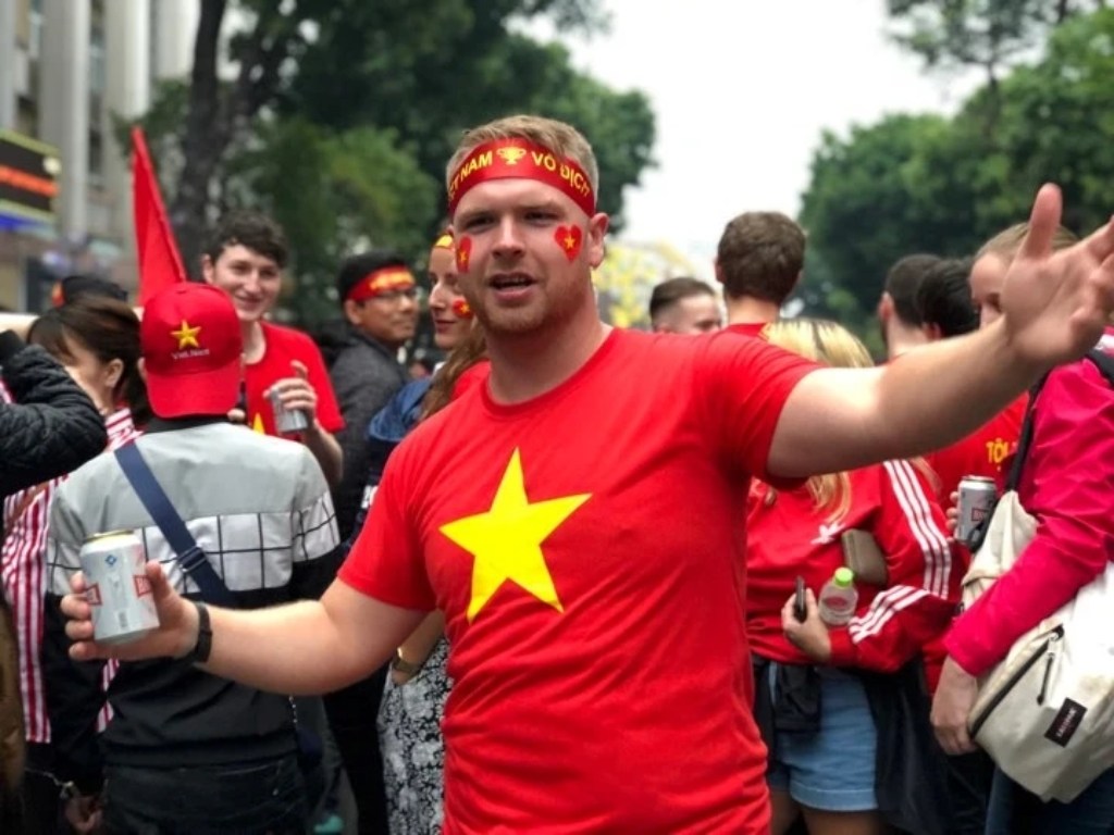 Áo cờ đỏ sao vàng giá rẻ thường có form dáng không chuẩn