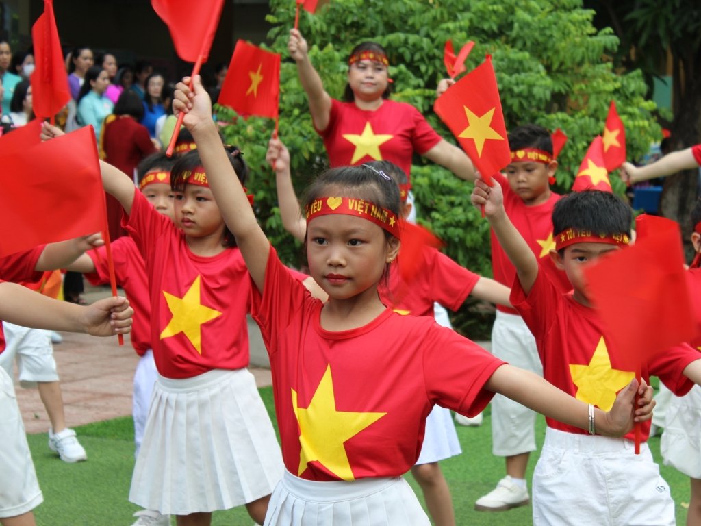 Hình in trên áo cờ đỏ sao vàng cho bé phải mềm mại, co giãn theo vải