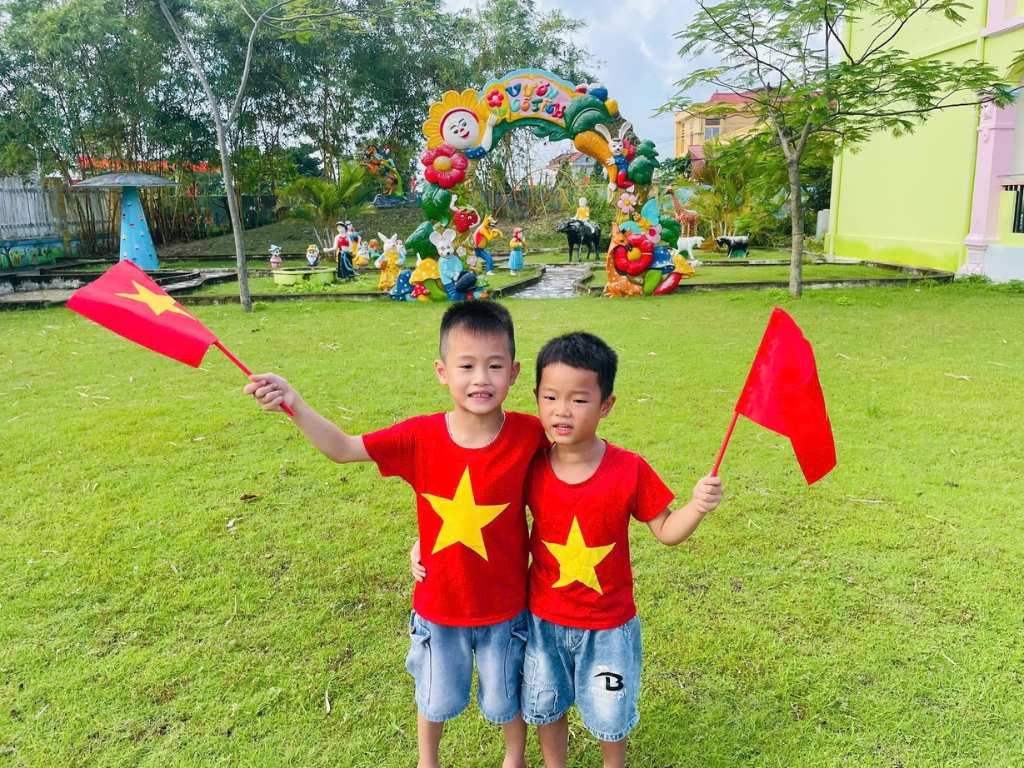 Khi mua áo cờ đỏ sao vàng cho bé, ban nên chọn size dựa theo cân nặng và chiều cao của con