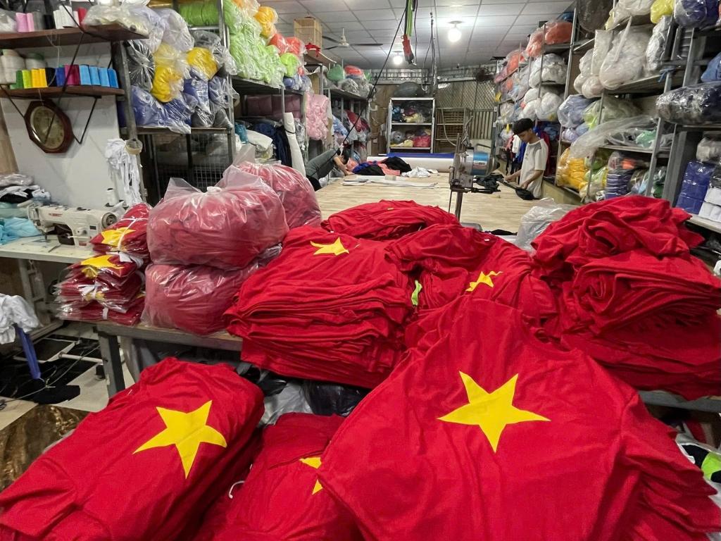 Áo cờ đỏ sao vàng cho bé mua ở đâu giá tốt? Câu trả lời là xưởng may đồng phục