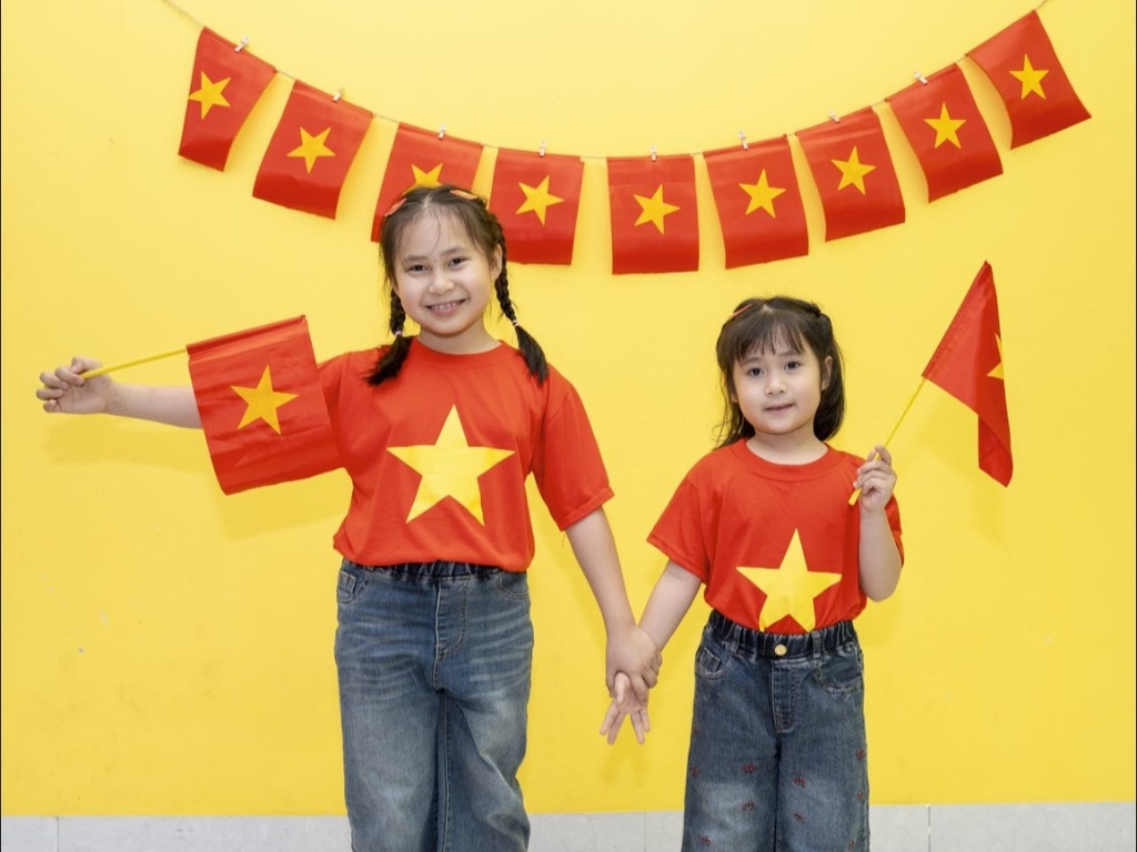Bạn nên chọn form áo cờ đỏ sao vàng vừa vặn với bé để thoải mái vận động
