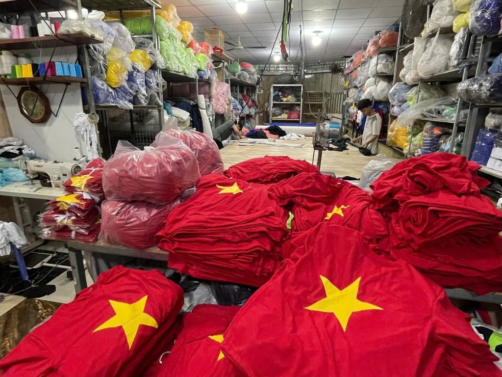 Mua áo cờ đỏ sao vàng tại xưởng sẽ giúp bạn loại bỏ chi phí trung gian