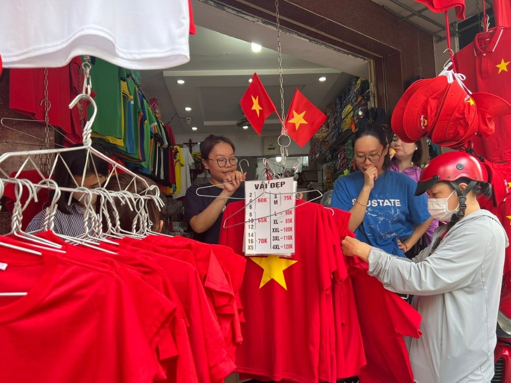 Áo cờ đỏ sao vàng giá bao nhiêu? Giá dao động từ 25.000 - 85.000 đồng