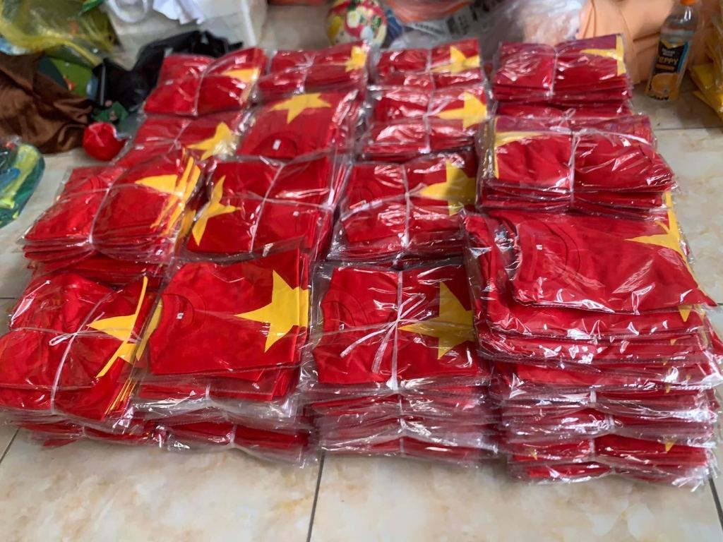 Áo cờ đỏ sao vàng giá bao nhiêu? Câu trả lời là số lượng càng lớn giá càng rẻ