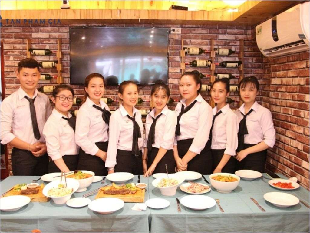 May đồng phục nhà hàng tại Đà Nẵng phải ưu tiên sự lịch lãm