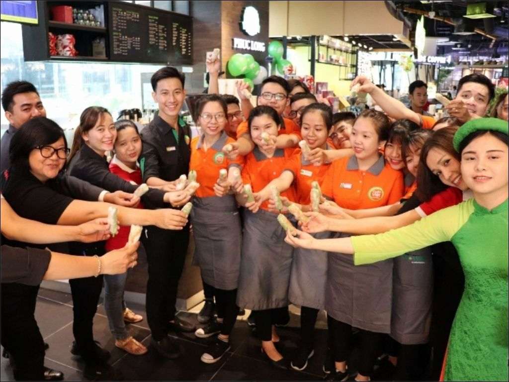 Bạn nên ưu tiên áo polo kết hợp với tạp dề