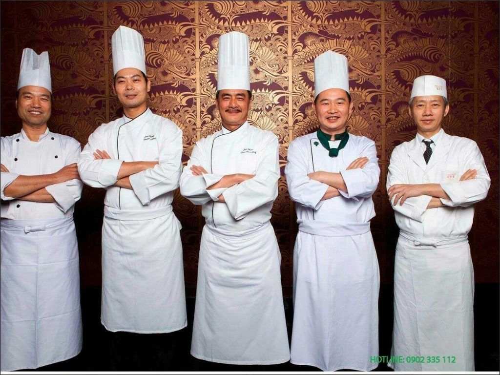 Áo đồng phục bếp thường là tay dài để bảo vệ khỏi dầu mỡ