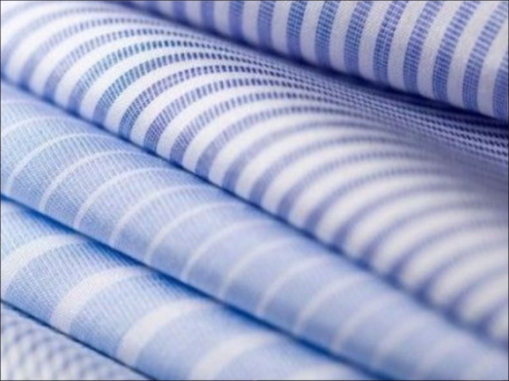 Bạn nên ưu tiên các loại vải có độ co giãn nhẹ, thoáng mát