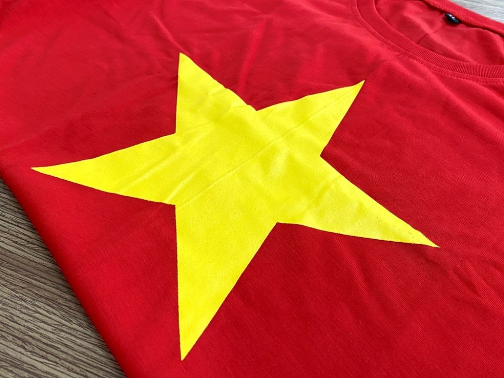 Áo cờ đỏ sao vàng kém chất lượng có bề mặt hình ngôi sao không mịn