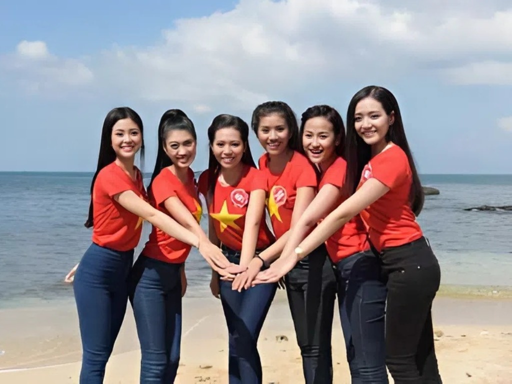 Áo cờ đỏ sao vàng kiểu cổ tròn mang lại sự năng động, thoải mái