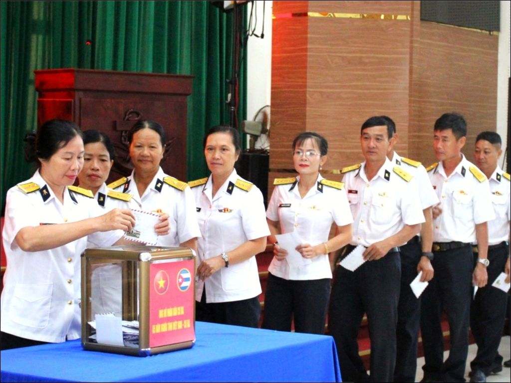 Đồng phục đồng bộ, thiết kế tinh tế thể hiện sự chuyên nghiệp của bạn