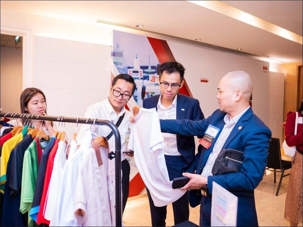 Bạn nên làm việc trực tiếp với xưởng may khi đặt đồng phục