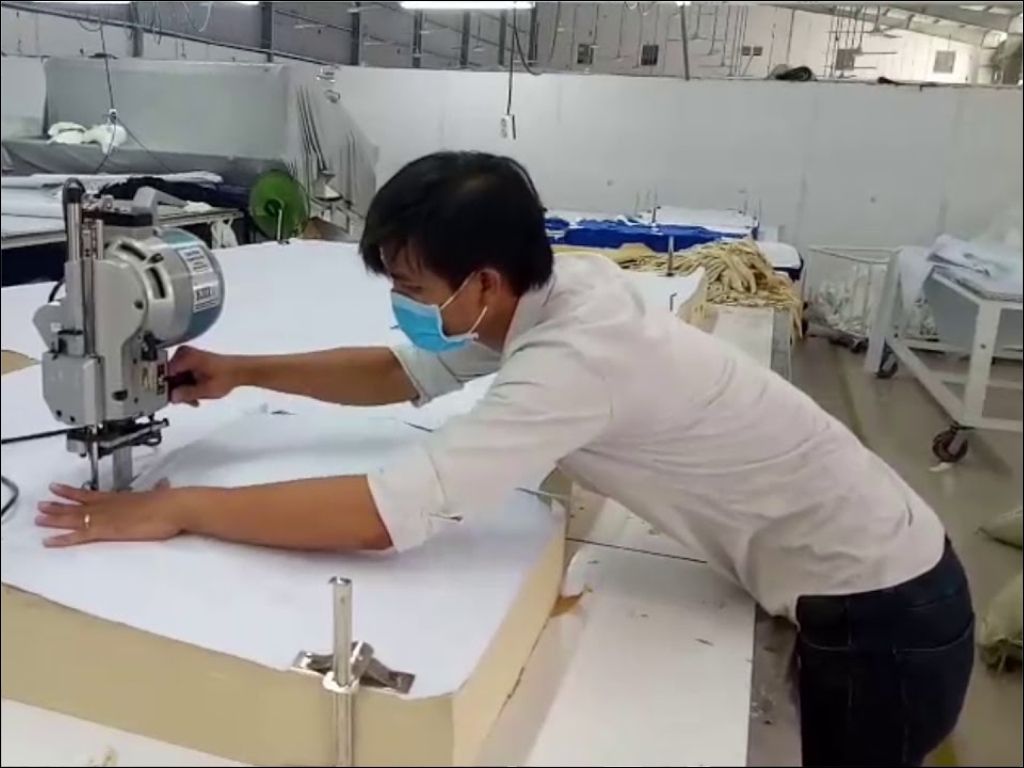 Bạn nên làm việc trực tiếp với xưởng may khi đặt đồng phục