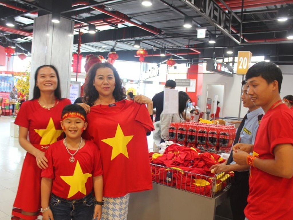 Bạn có thể mua áo cờ đỏ sao vàng tại các siêu thị