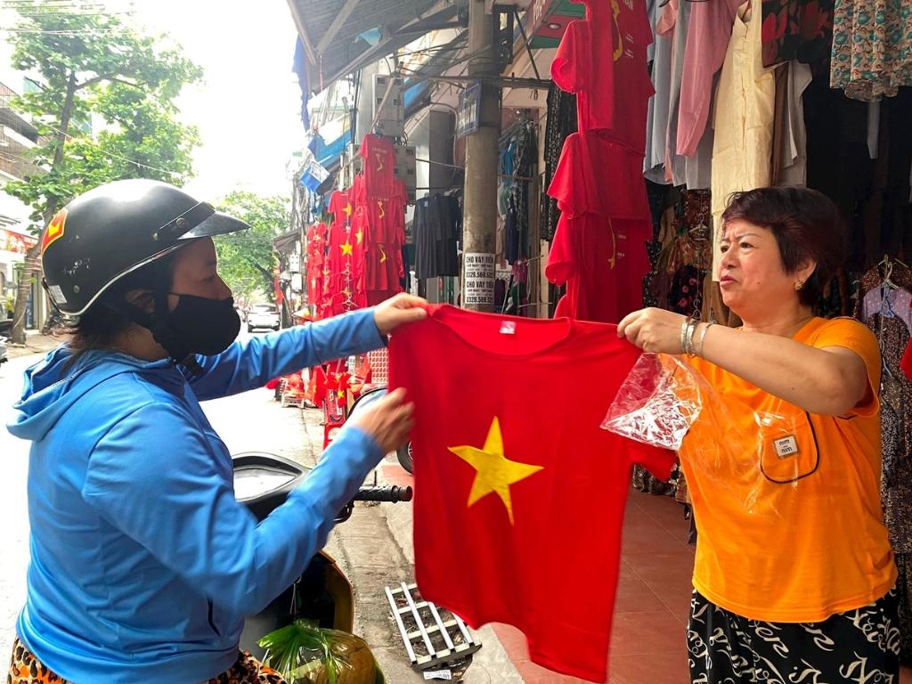 Cửa hàng bán áo cờ đỏ sao vàng giúp khách hàng có thể mua lấy ngay