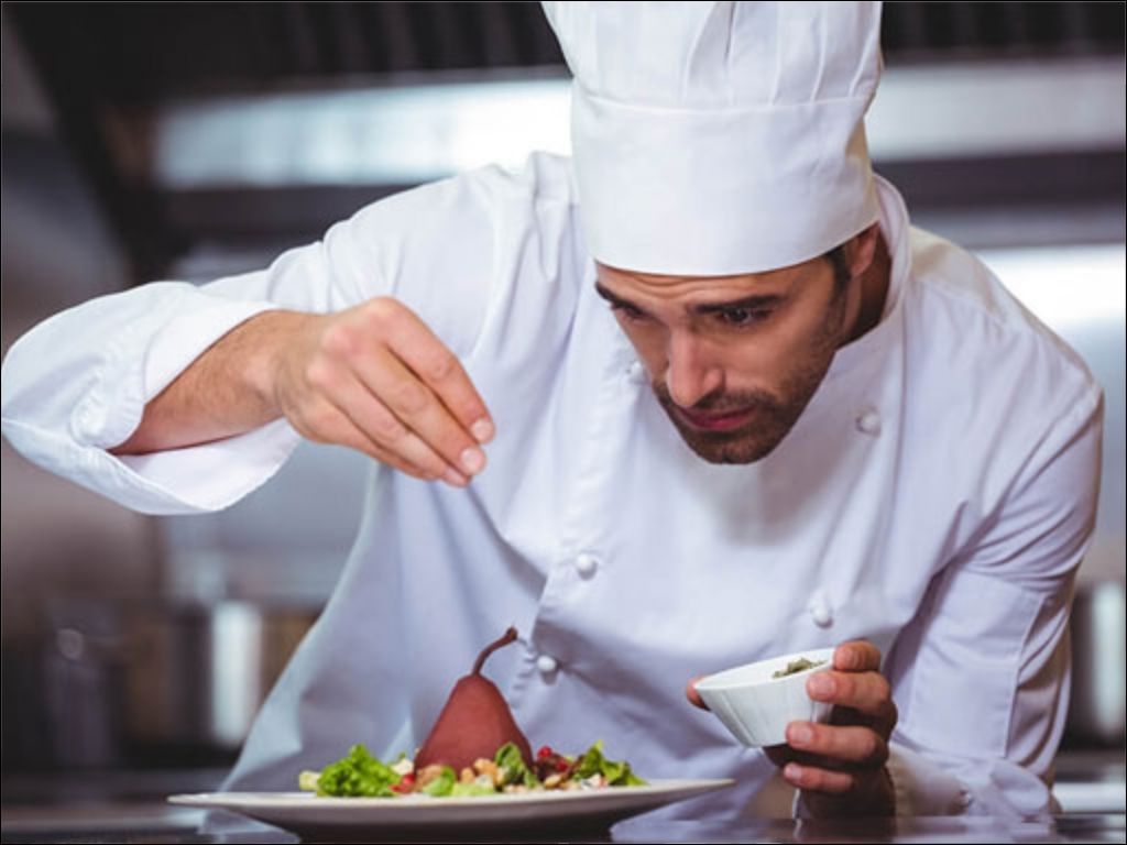 Áo bếp chuyên dụng thường có thiết kế tay dài để bảo vệ cánh tay