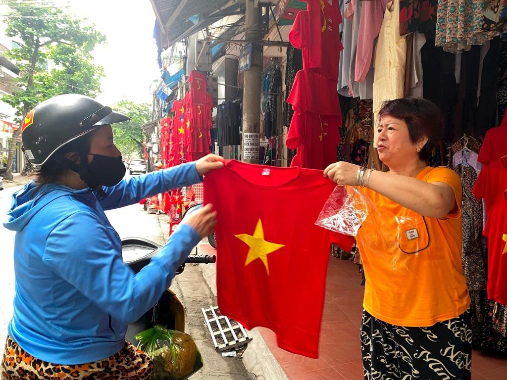 Chợ Đồng Xuân là một trong những địa chỉ bán áo cờ đỏ sao vàng tại Hà Nội