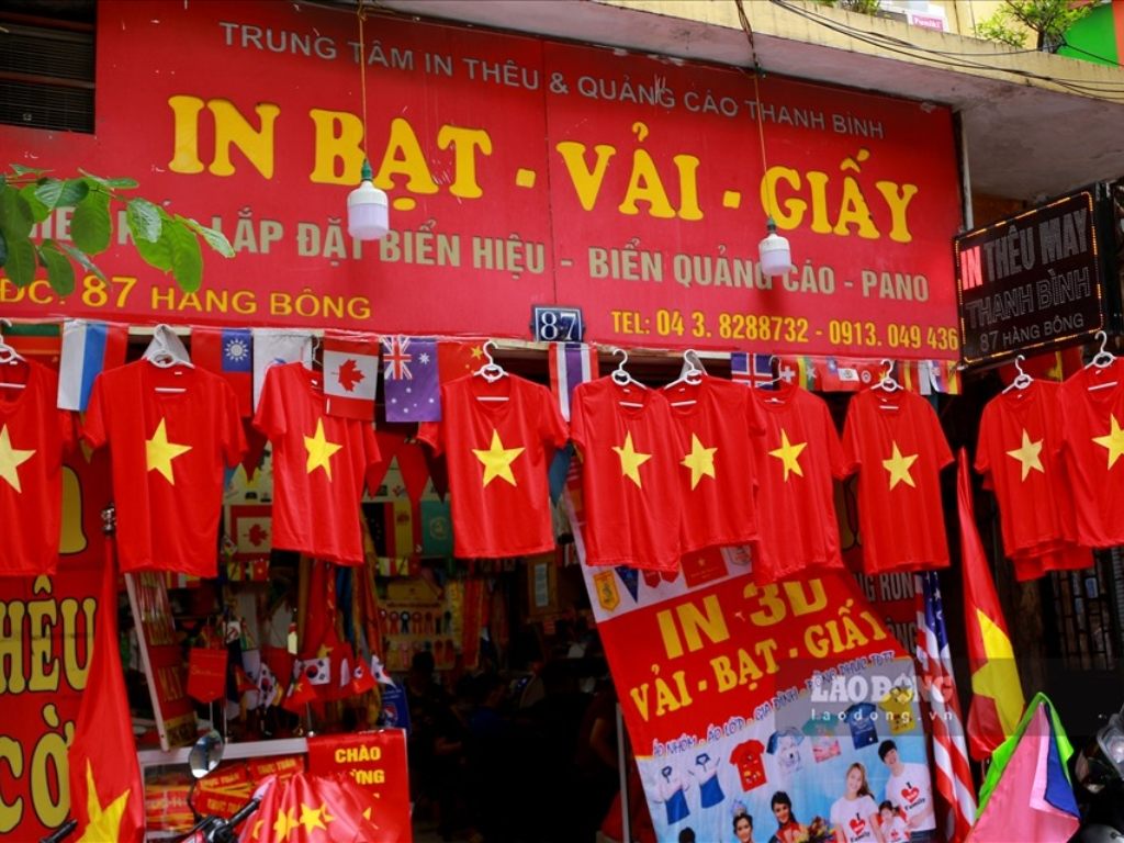 Phố Hàng Bông là một trong những địa chỉ bán áo cờ đỏ sao vàng tại Hà Nội