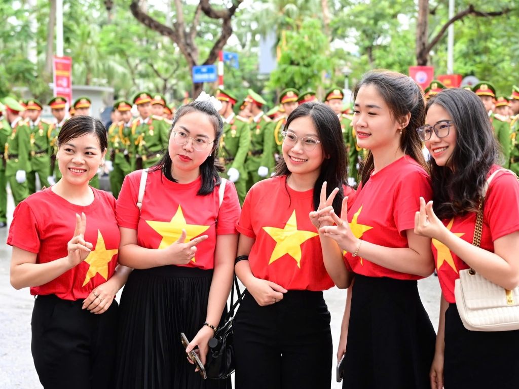 Người dân có nhu cầu mua áo cờ đỏ sao vàng tại Hải Phòng để đi tham gia lễ kỷ niệm