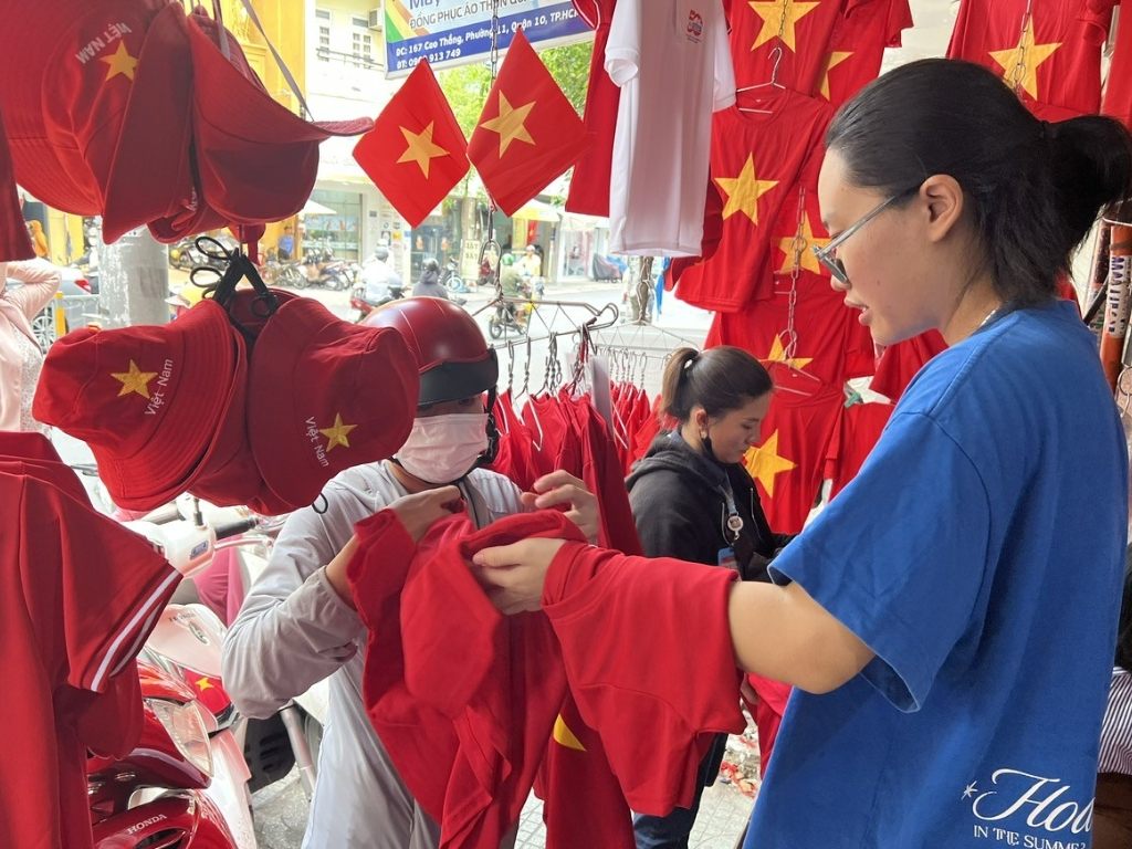 Bạn nên kiểm tra kĩ chất lượng vải khi mua áo cờ đỏ sao vàng ở Hàng Bông