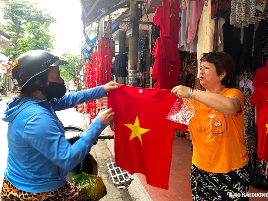 Mua áo phông cờ đỏ sao vàng ở đâu nhanh chóng? Câu trả lời là cửa hàng bán lẻ