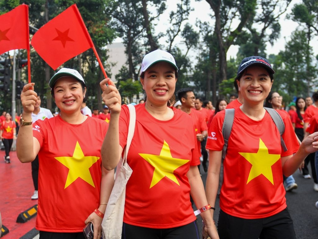 Bạn nên in thêm logo thương hiệu cho áo cờ đỏ sao vàng mặc trong sự kiện công ty